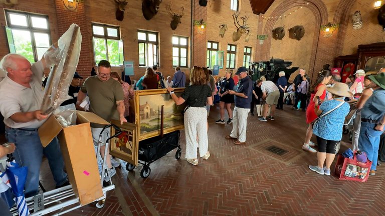 pic_ANTIQUES_ROADSHOW_st_louis_grants_farm.00_00_00_00